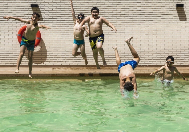 La apertura de piscinas se adelanta al último día de mayo por el calor
